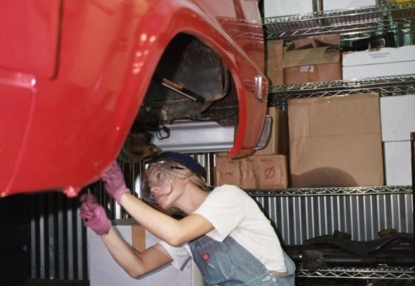 Mỹ nhân đình đám loạt vai 18+ làm thợ sửa ô tô khi không đóng phim-3