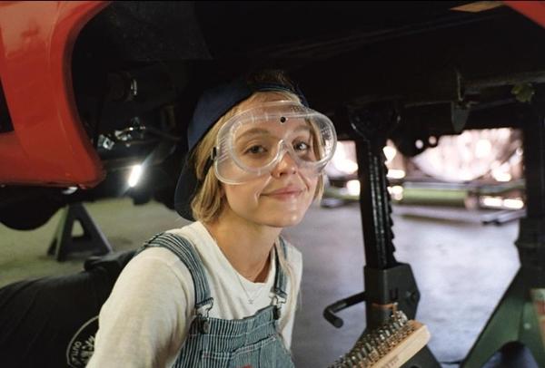 Mỹ nhân đình đám loạt vai 18+ làm thợ sửa ô tô khi không đóng phim-4