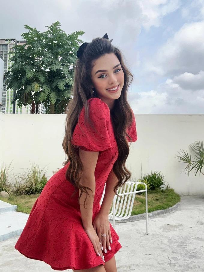 Thời trang khoe đường cong triệt để của vợ thủ môn Bùi Tiến Dũng-2