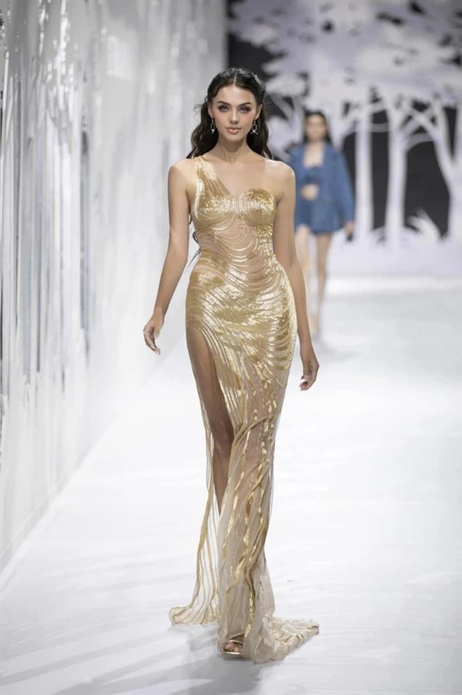 Thời trang khoe đường cong triệt để của vợ thủ môn Bùi Tiến Dũng-7