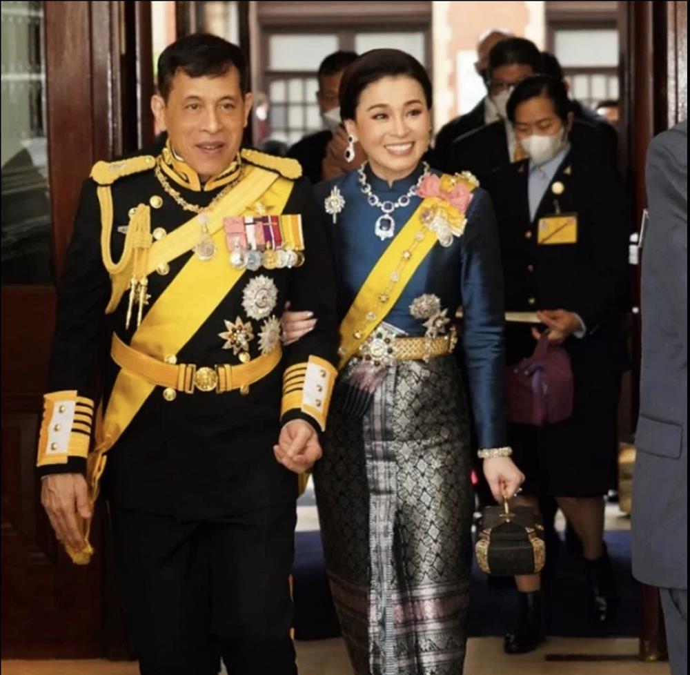 Tín đồ thời trang mê mẩn, lùng tìm túi xách của Hoàng hậu Thái Lan-3