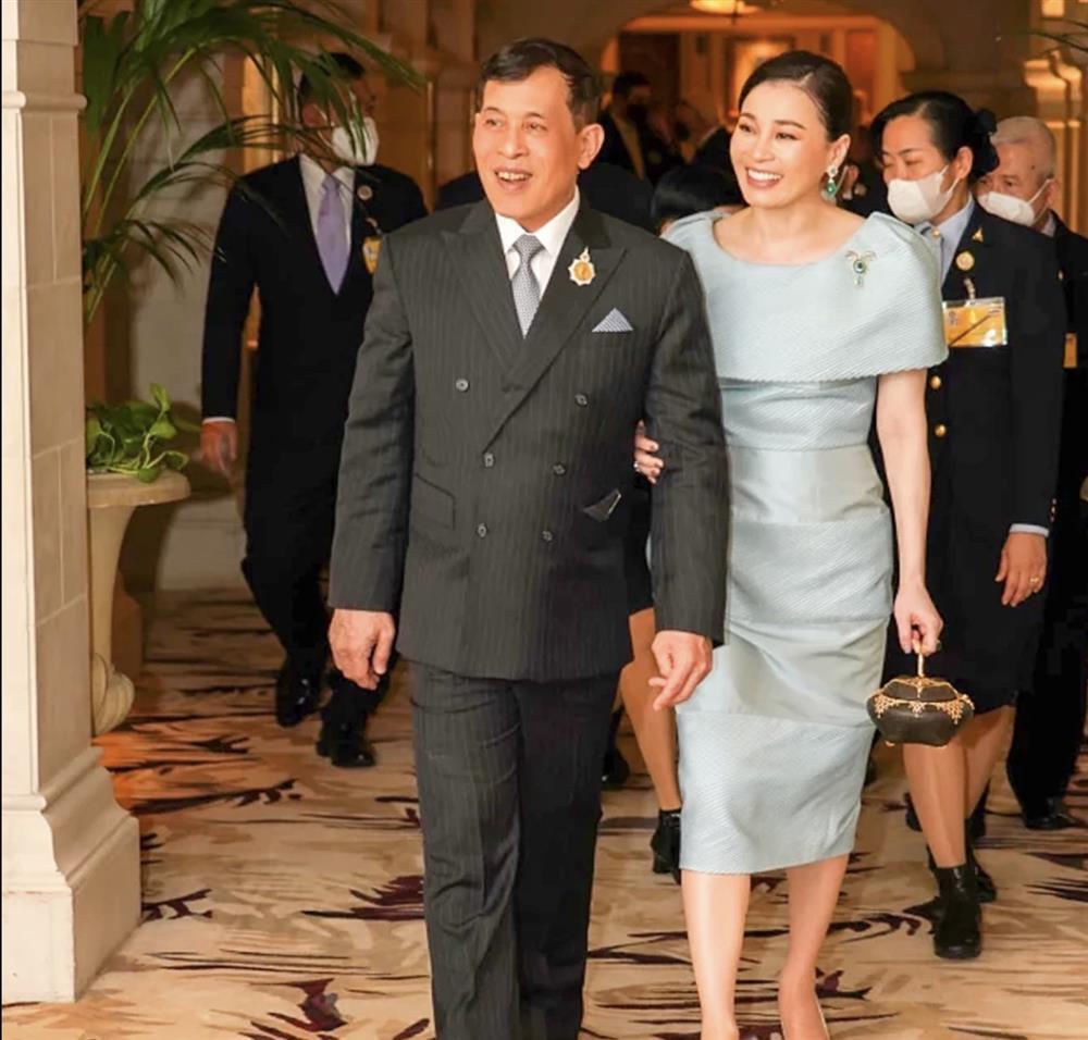 Tín đồ thời trang mê mẩn, lùng tìm túi xách của Hoàng hậu Thái Lan-4