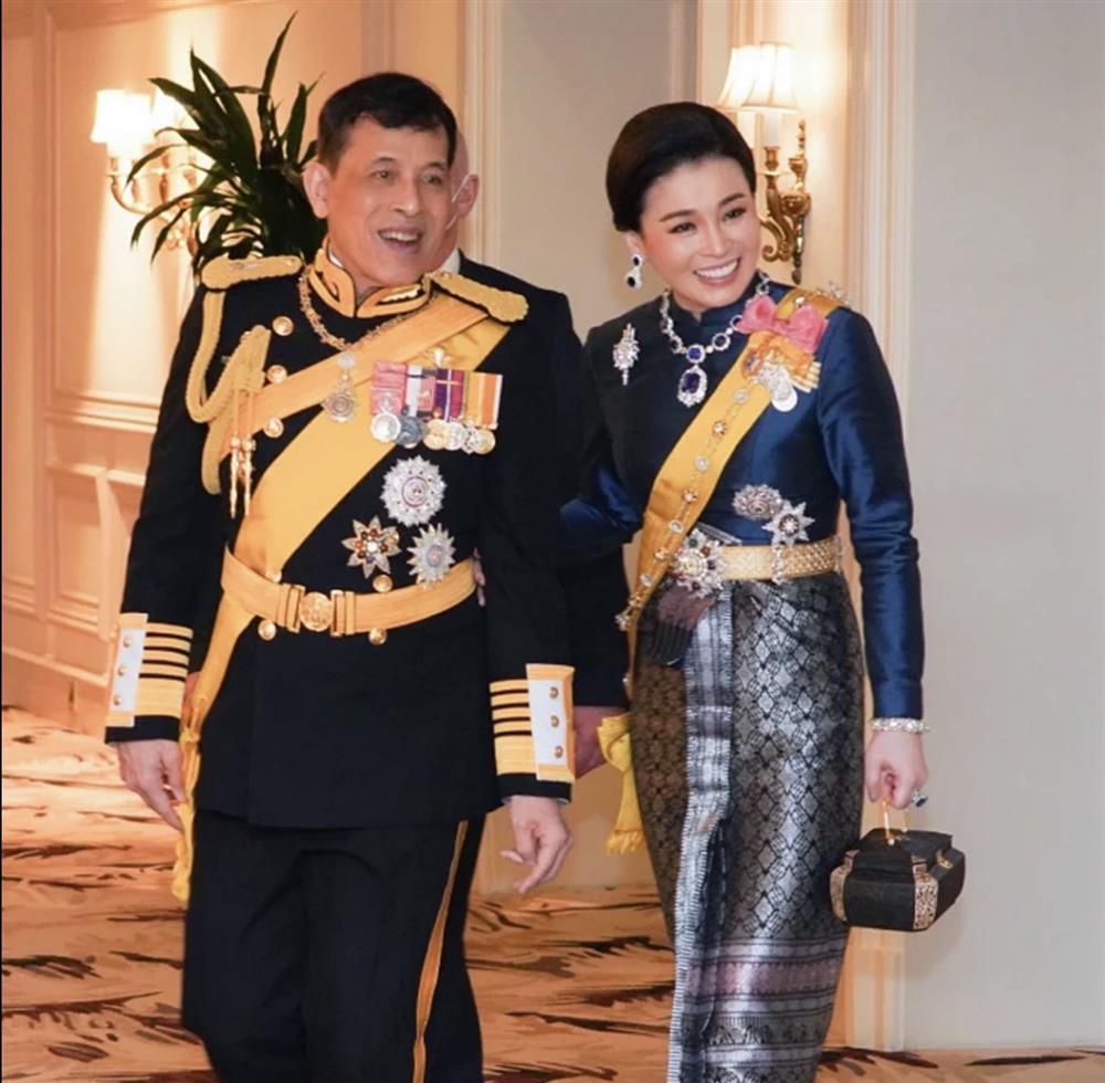 Tín đồ thời trang mê mẩn, lùng tìm túi xách của Hoàng hậu Thái Lan-6