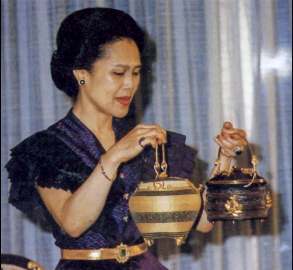 Tín đồ thời trang mê mẩn, lùng tìm túi xách của Hoàng hậu Thái Lan-7