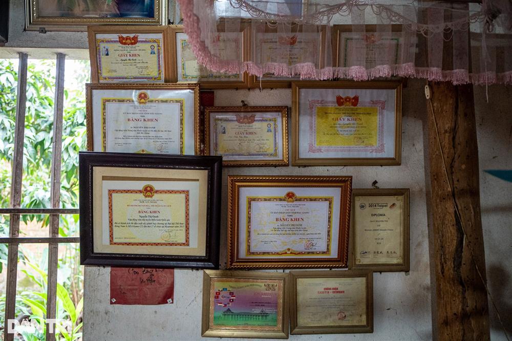 Căn nhà đơn sơ, ngập huy chương của người phi thường Nguyễn Thị Oanh-9