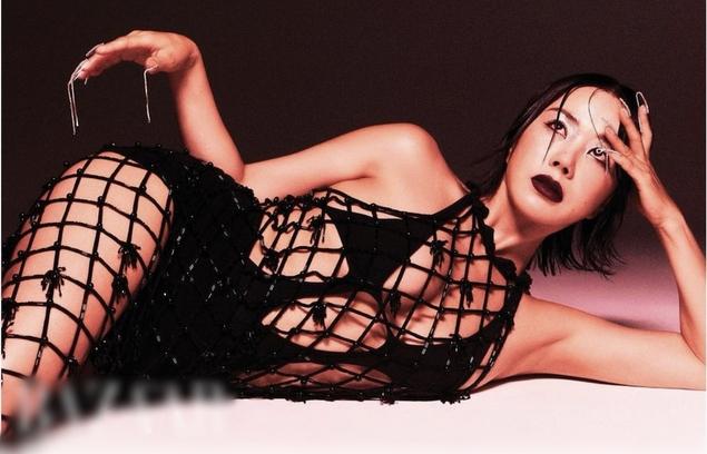 Biểu tượng gợi cảm Hàn Quốc U60 khoe vòng 1 lấp ló, cơ bụng săn chắc-3