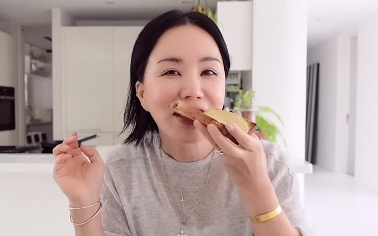 Biểu tượng gợi cảm Hàn Quốc U60 khoe vòng 1 lấp ló, cơ bụng săn chắc-5