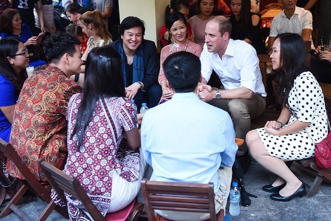 Hồng Nhung thời ngồi cạnh chồng Vương phi Kate, U60 ăn mặc thách thức-2