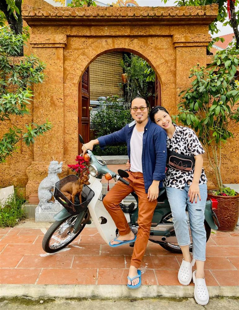 Ở nhà gỗ dát vàng, vợ trẻ của nghệ sĩ Vượng Râu vẫn thiệt thòi-1