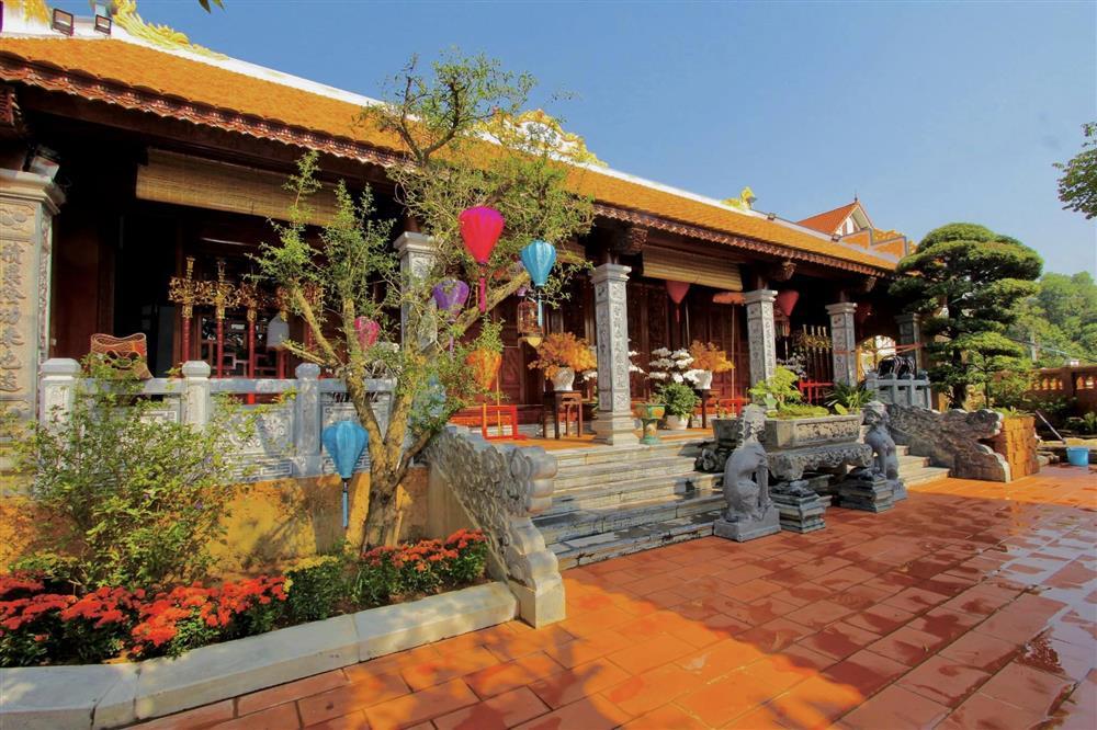 Ở nhà gỗ dát vàng, vợ trẻ của nghệ sĩ Vượng Râu vẫn thiệt thòi-2