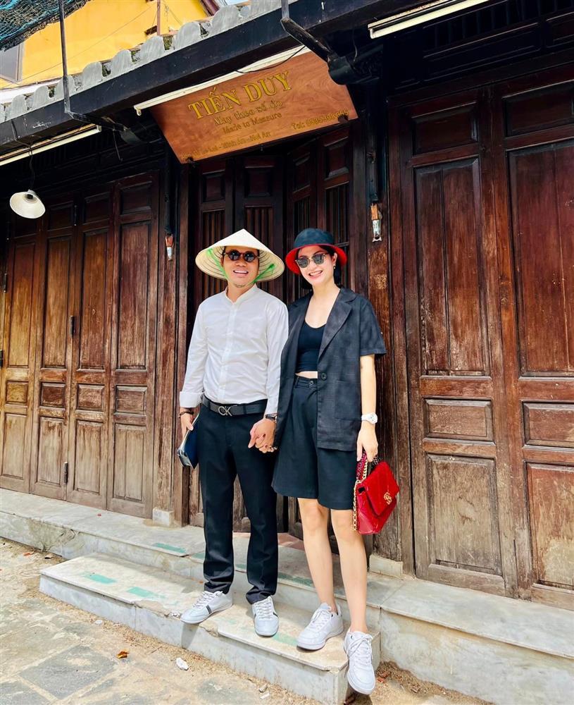 Ở nhà gỗ dát vàng, vợ trẻ của nghệ sĩ Vượng Râu vẫn thiệt thòi-4