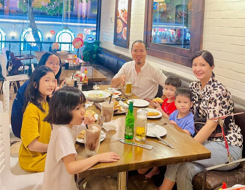 Ở nhà gỗ dát vàng, vợ trẻ của nghệ sĩ Vượng Râu vẫn thiệt thòi-5