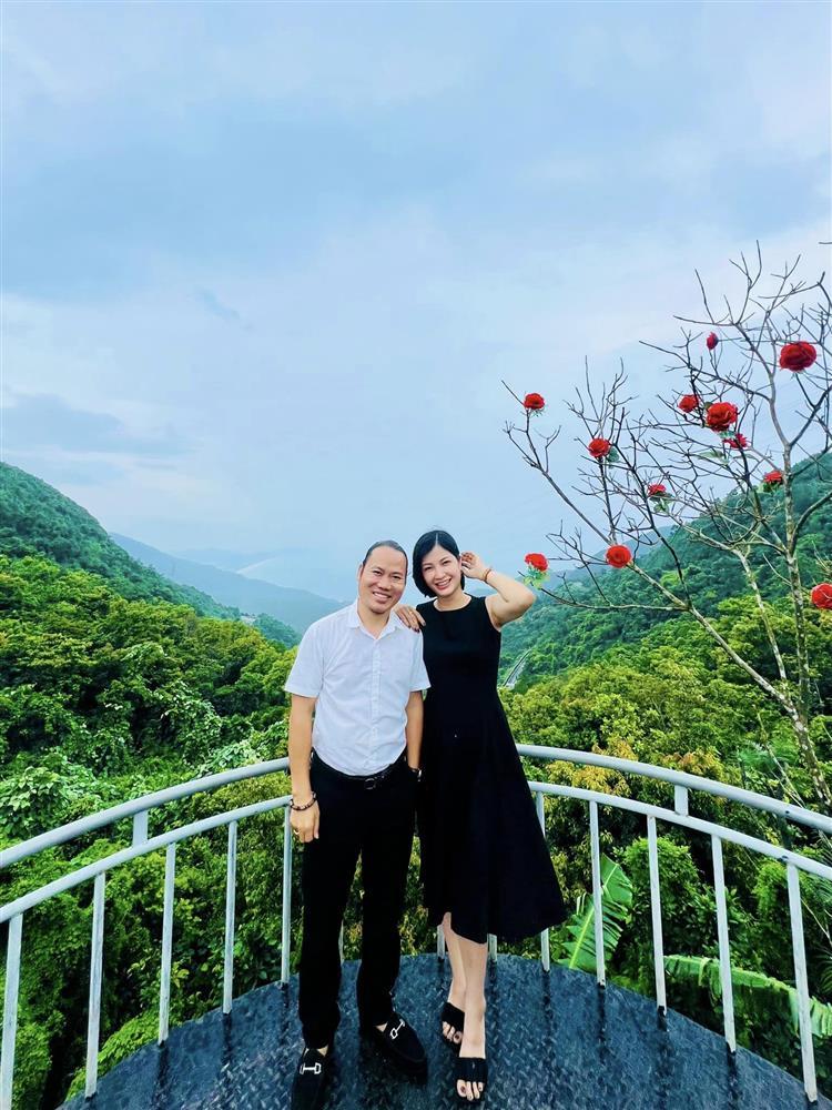 Ở nhà gỗ dát vàng, vợ trẻ của nghệ sĩ Vượng Râu vẫn thiệt thòi-6