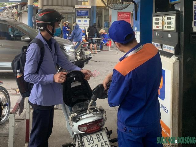 Giá xăng dầu hôm nay giảm mạnh, về sát mốc 20.000đ/lít-1