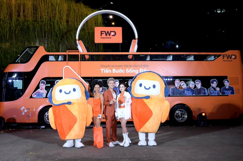 Xôn xao clip nhà sư thả cá phóng sinh bị nhóm người chích điện bắt hết-2