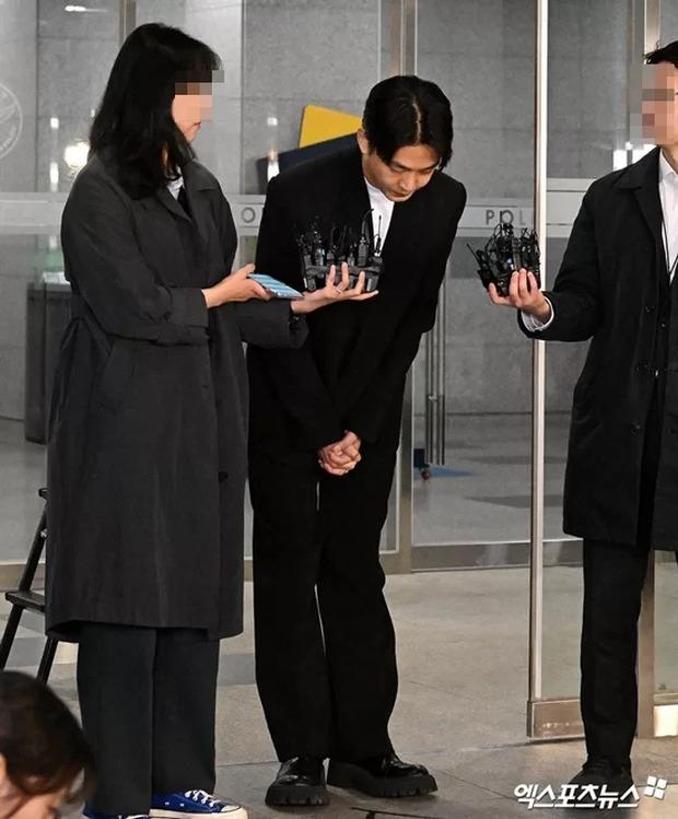 Phía Yoo Ah In yêu sách đòi có lối đi riêng vào cơ quan điều tra-4