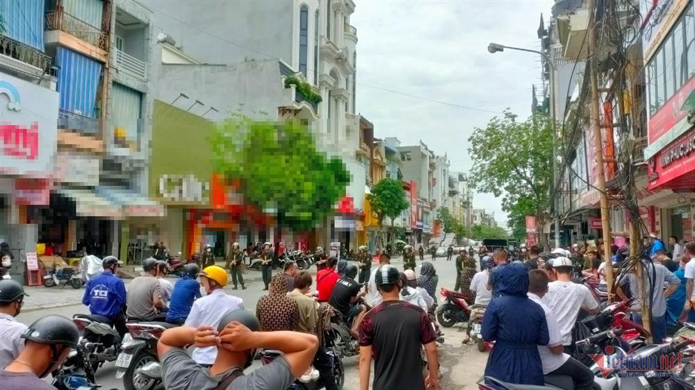 Nhiều cảnh sát chốt chặn trước nhà trùm giang hồ Tuấn ‘thần đèn-4