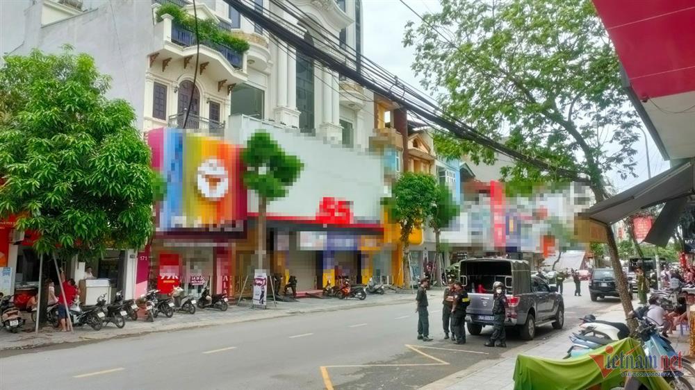 Nhiều cảnh sát chốt chặn trước nhà trùm giang hồ Tuấn ‘thần đèn-1