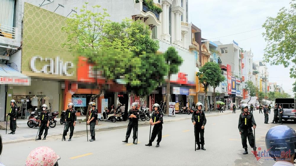 Nhiều cảnh sát chốt chặn trước nhà trùm giang hồ Tuấn ‘thần đèn-2