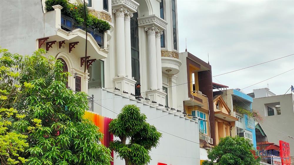 Nhiều cảnh sát chốt chặn trước nhà trùm giang hồ Tuấn ‘thần đèn-3