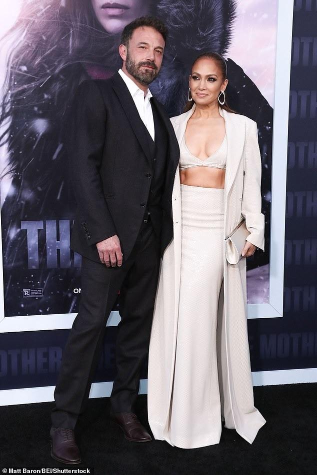 Jennifer Lopez mặc gợi cảm, hôn chồng trên thảm đỏ-1