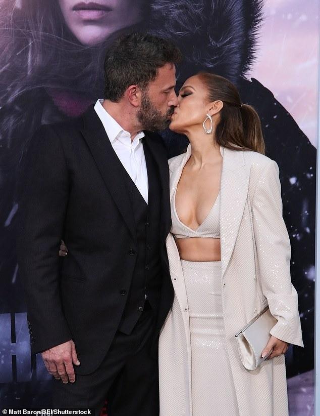 Jennifer Lopez mặc gợi cảm, hôn chồng trên thảm đỏ-5