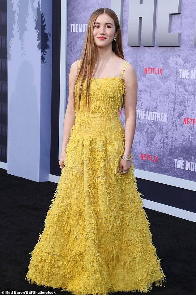 Jennifer Lopez mặc gợi cảm, hôn chồng trên thảm đỏ-8