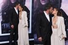 Jennifer Lopez mặc gợi cảm, hôn chồng trên thảm đỏ