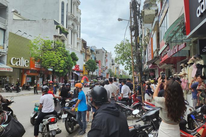 CLIP: Ngoài Tuấn thần đèn, công an còn khám nhà một anh chị khác-2