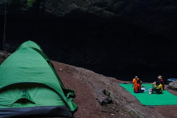 Du khách la hét, hoảng loạn bỏ chạy khi trăn khủng bất ngờ lao xuống hồ bơi-2