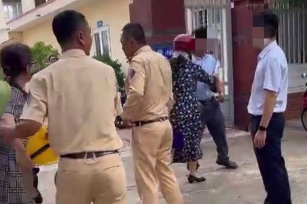 Dùng gậy bóng chày tấn công sau va chạm, tài xế ô tô bị đánh lại bất tỉnh-2