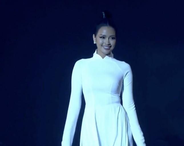 Cùng diện áo dài trắng: Đỗ Thị Hà hơn hẳn Ngọc Châu, Nam Em ở 1 điểm-3