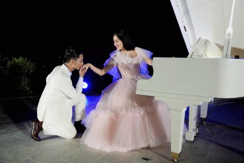 Khánh Thi bế bầu 4 tháng xuất hiện, giữ thói quen ăn mặc lùm xùm-6