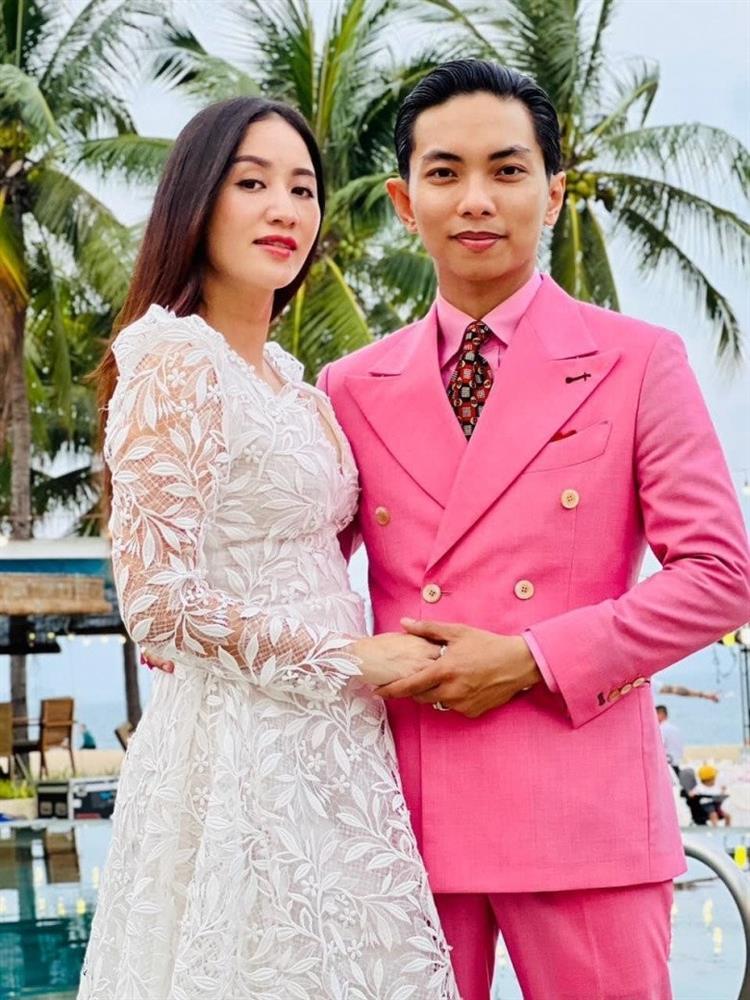 Khánh Thi bế bầu 4 tháng xuất hiện, giữ thói quen ăn mặc lùm xùm-7