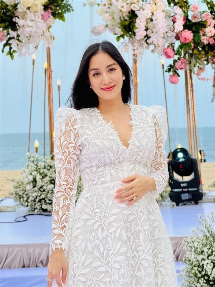 Khánh Thi bế bầu 4 tháng xuất hiện, giữ thói quen ăn mặc lùm xùm-8