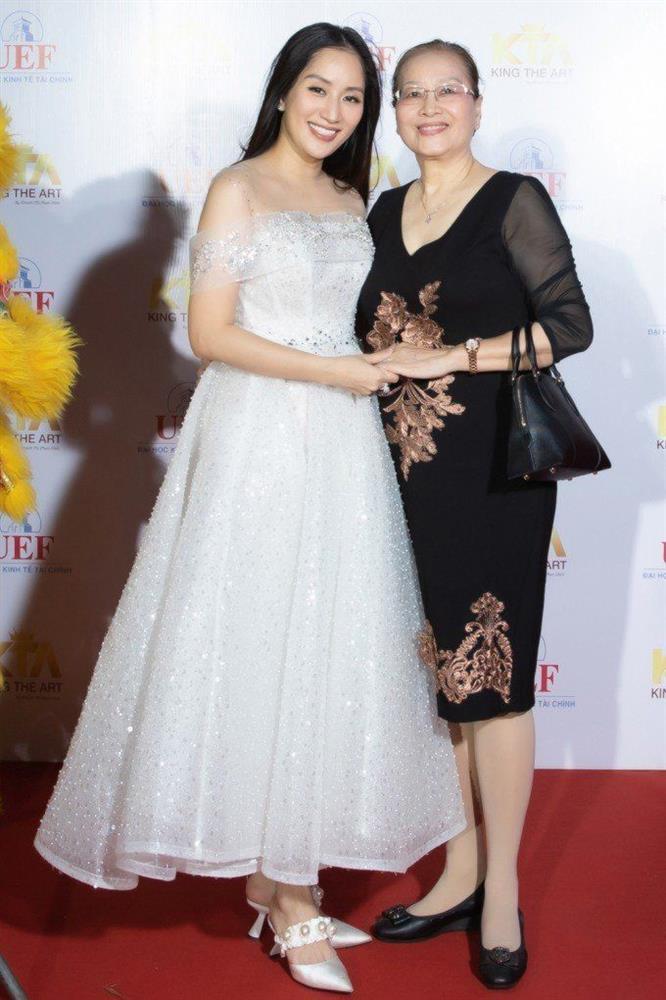 Khánh Thi bế bầu 4 tháng xuất hiện, giữ thói quen ăn mặc lùm xùm-9