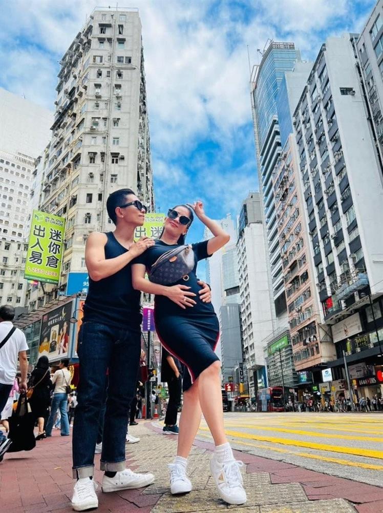 Khánh Thi bế bầu 4 tháng xuất hiện, giữ thói quen ăn mặc lùm xùm-10