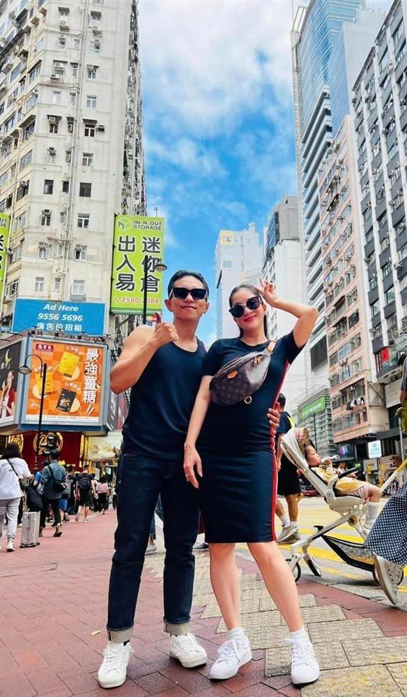 Khánh Thi bế bầu 4 tháng xuất hiện, giữ thói quen ăn mặc lùm xùm-11