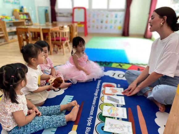 Con gái Mạc Văn Khoa ngày đầu đi mẫu giáo cực ngoan, là học sinh cao nhất lớp-4