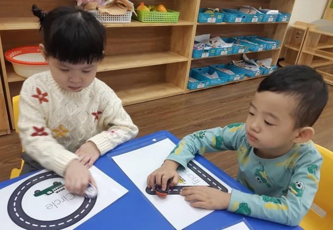 Con gái Mạc Văn Khoa ngày đầu đi mẫu giáo cực ngoan, là học sinh cao nhất lớp-6