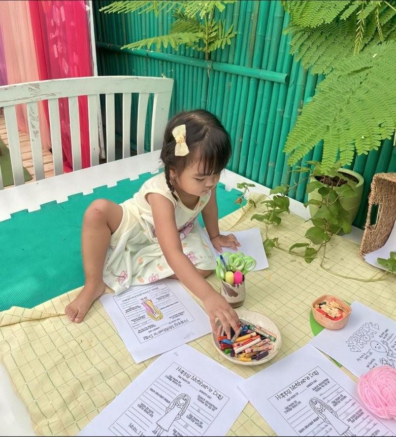 Con gái Mạc Văn Khoa ngày đầu đi mẫu giáo cực ngoan, là học sinh cao nhất lớp-1