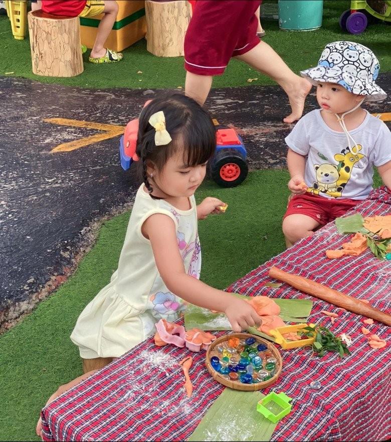 Con gái Mạc Văn Khoa ngày đầu đi mẫu giáo cực ngoan, là học sinh cao nhất lớp-2