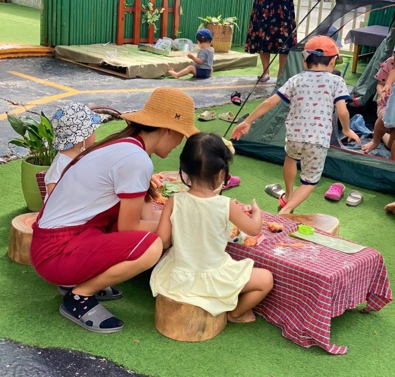 Con gái Mạc Văn Khoa ngày đầu đi mẫu giáo cực ngoan, là học sinh cao nhất lớp-3