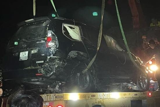 Xe Lexus bất ngờ lao xuống sông, một giám đốc tử vong