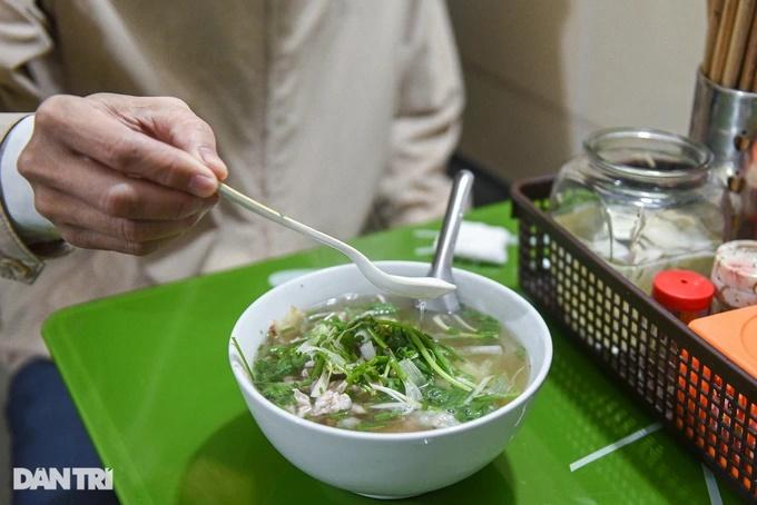 Tranh cãi phở Hà Nội phải ăn cùng giấm, vắt chanh là dễ dãi ẩm thực?-1