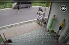 Xôn xao clip người đi xe máy bị đánh vì tông vào trẻ chạy sang đường