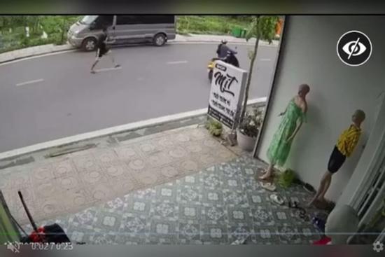 Xôn xao clip người đi xe máy bị đánh vì tông vào trẻ chạy sang đường