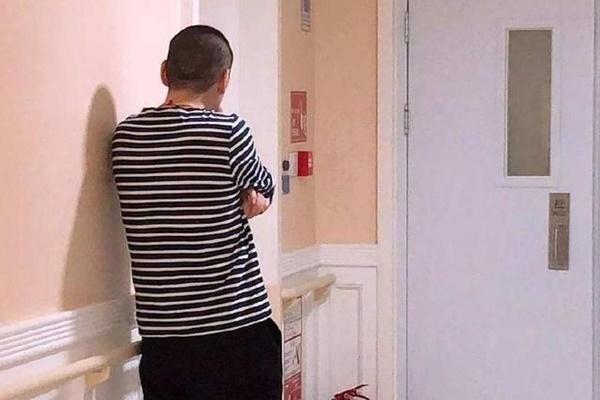 Sản phụ vào phòng sinh, 4 người đứng ngoài tự xưng là bố đứa trẻ-1