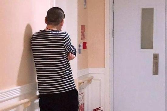 Sản phụ vào phòng sinh, 4 người đứng ngoài tự xưng là bố đứa trẻ