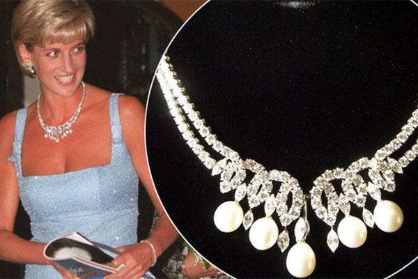 Bà mẹ nóng bỏng đứng phát tờ rơi hóa ra là mỹ nhân dao kéo một thời-13